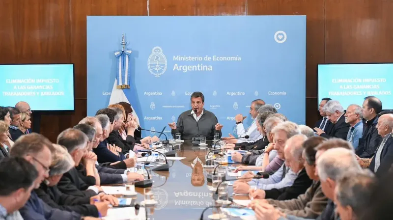 Impuesto a las Ganancias: el nuevo piso desde el que se paga será de más de $1.500.000 desde octubre. (Foto: AFP/Luis Robayo).