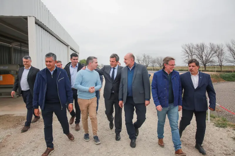 Sergio Massa junto a Omar Perotti y Juan José Bahillo en Santa Fe. (Foto: prensa del ministerio de Economía)