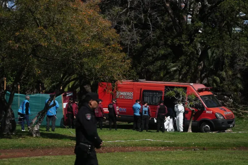 Los bomberos fueron los que retiraron el cuerpo del agua