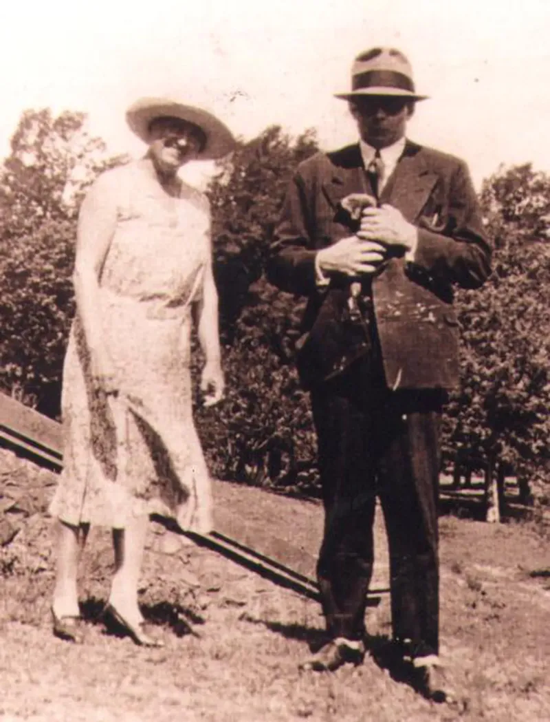 Madame Fuchs Valon -la madre de ”las princesitas”-y Antoine de Saint-Exupéry en febrero de 1930