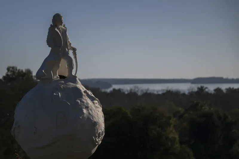 La escultura de El Príncipito de la artista Amanda Mayor, que se alza en el castillo San Carlos