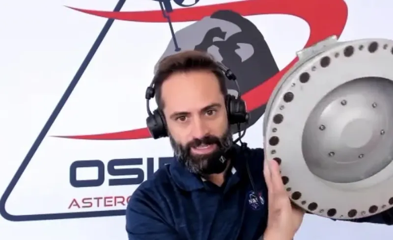 Lucas Paganini, ingeniero argentino en la NASA, muestra un cabezal de tamaño y forma similar al de la nave espacial que recolectó las muestras de Bennu (Infobae)