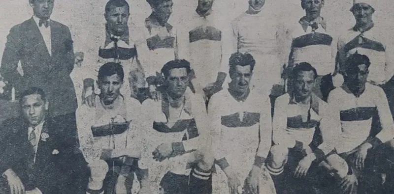 El equipo de Independiente de Los Hornos con Alberto Rojo Miró de arquero.