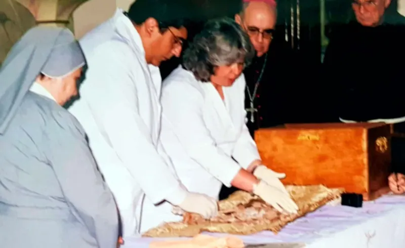 La doctora Adriana Mendía, en pleno trabajo durante la exhumación de Mama Antula en 1999