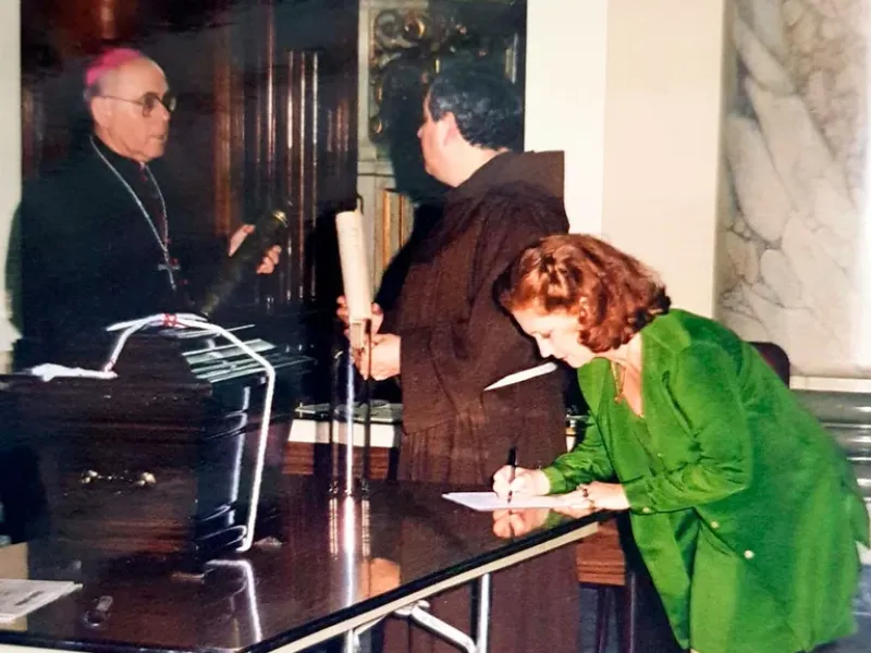 Teresa González Fernández, ex esposa de Felipe Solá y pariente lejana de la Santa, firma el acta luego de la exhumación de Mama Antula en 1999