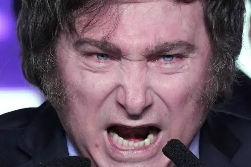 ARCHIVO - El aspirante presidencial Javier Milei, de la coalición La Libertad Avanza, se dirige a sus partidarios en la sede de su campaña después del cierre de los colegios electorales para las elecciones primarias en Buenos Aires, Argentina, el domingo