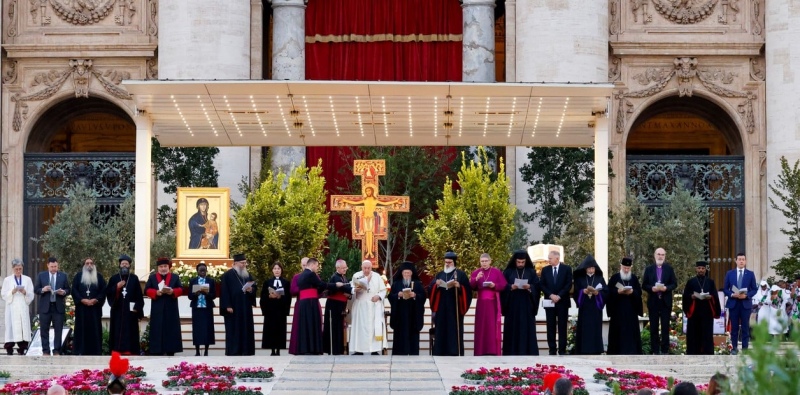El Papa, con líderes de la Iglesia, este sábado durante una vigilia de anticipo al Sínodo que se abre este miércoles. Foto: AP
