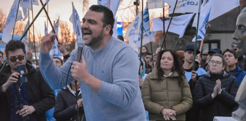 La foto que publicó el 17 de octubre la concejal Laura Ávila (de campera verde) durante el discurso del intendente de Ushuaia, Walter Vuoto.