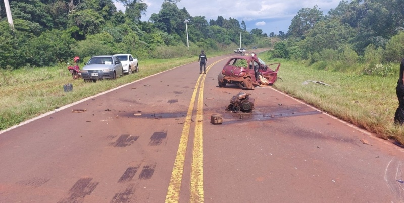Trágico choque frontal en una ruta: dos mujeres muertas y el motor de un auto que voló