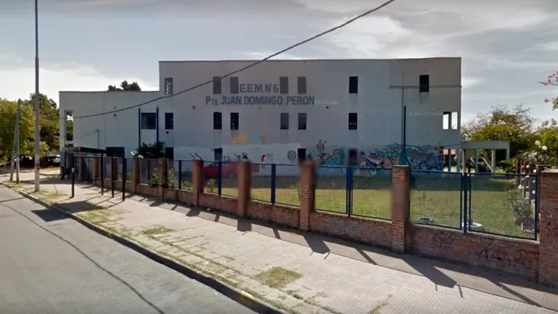 Los agresores serían tres compañeros del colegio (Google Street View)