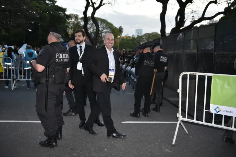 Fernando Cerimedo e Iván Dubois, dirigentes de La Libertad Avanza, ingresando a la Facultad (Ariel Torres)