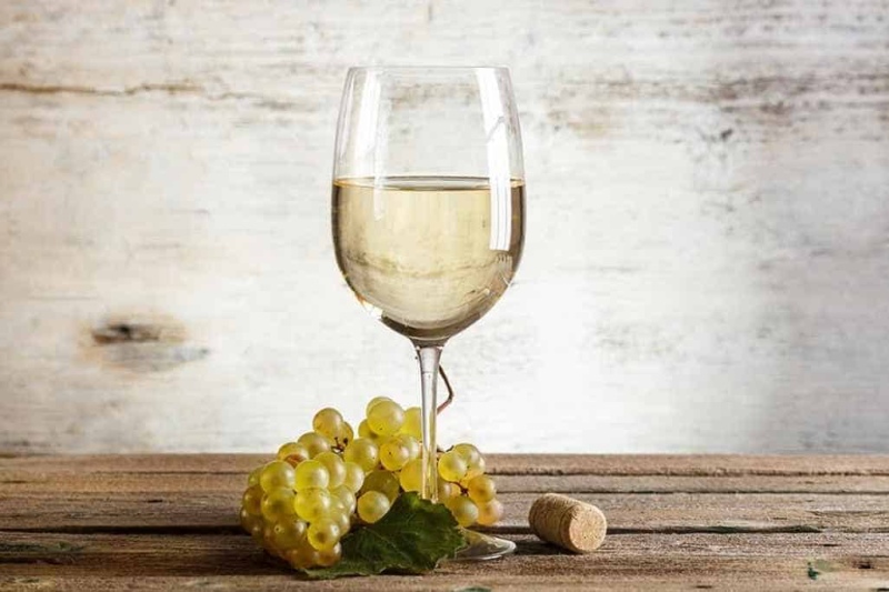 Los viñedos franceses están empujando los vinos blancos a un primer plano. Foto Shutterstock