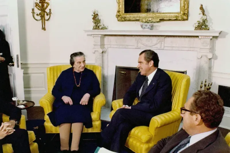 Kissinger acompañando a Richard Nixon en un encuentro con Primera Ministro de Israel, Golda Meir, en noviembre de 1973 (Richard Nixon Museum and Library/Handout via REUTERS)
