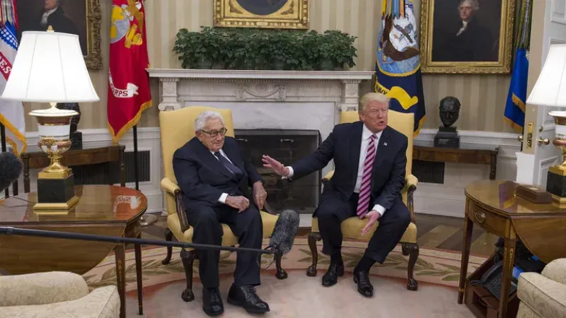 Recepción de Donald Trump a Henry Kissinger en el Salón Oval de la Casa Blanca, 10 de mayo de 2017 (foto Molly Riley-Pool/Getty Images)