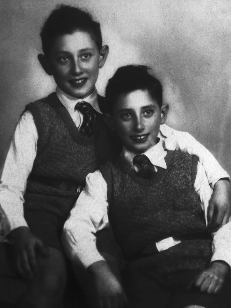 Kissinger, de 11 años, junto a su hermano Walter, de 10. Ambos habían nacido en Alemania