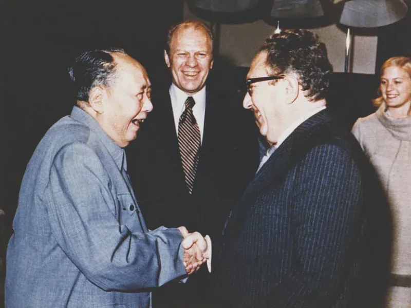 Kissinger le da la mano a Mao Tse-Tung, durante una visita a la residencia del Presidente Gerald Ford en Beijing, China, el 2 de diciembre de 1975 (Gerald R. Ford Library/Handout via REUTERS)