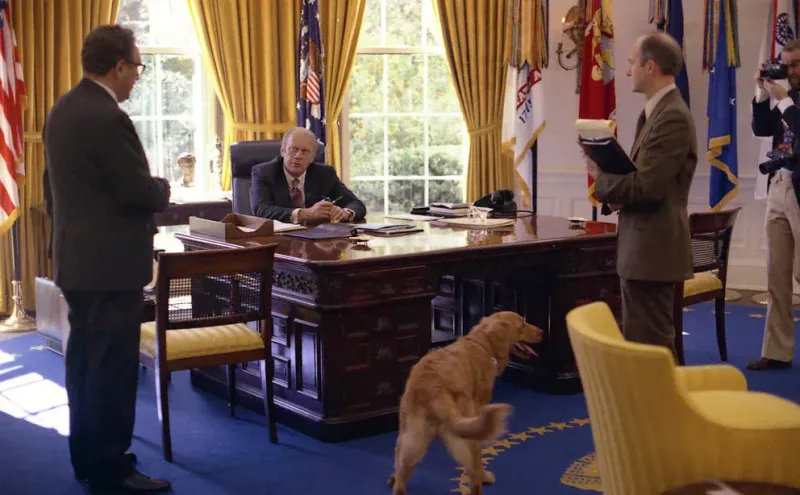 Gerald Ford hablando con Kissinger y el Asesor de Seguridad Nacional Brent Scowcroft en la Oficina Oval de la Casa Blanca, el 8 de octubre de 1974 (Gerald R. Ford Library/Handout via REUTERS)