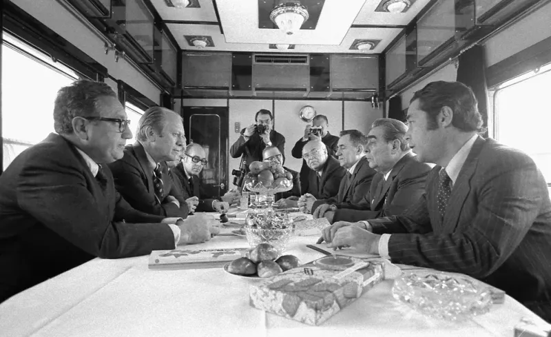 Gerald Ford, Henry Kissinger y otros funcionarios estadounidenses reunidos con el secretario general soviético Brezhnev a bordo de un tren ruso con destino a Vladivostok, Rusia, el 23 de noviembre de 1974 (Gerald R. Ford Library/Handout via REUTERS)