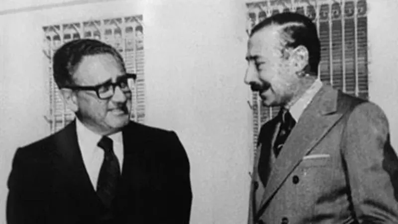 Henry Kissinger junto a Jorge Rafael Videla