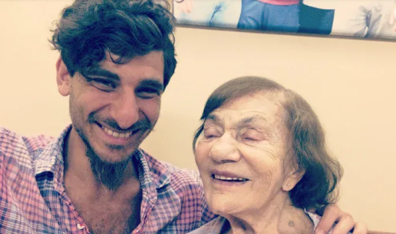 Su abuela perdió la memoria y dejó de reconocerlo: él encontró la forma de volver a conectar con ella
