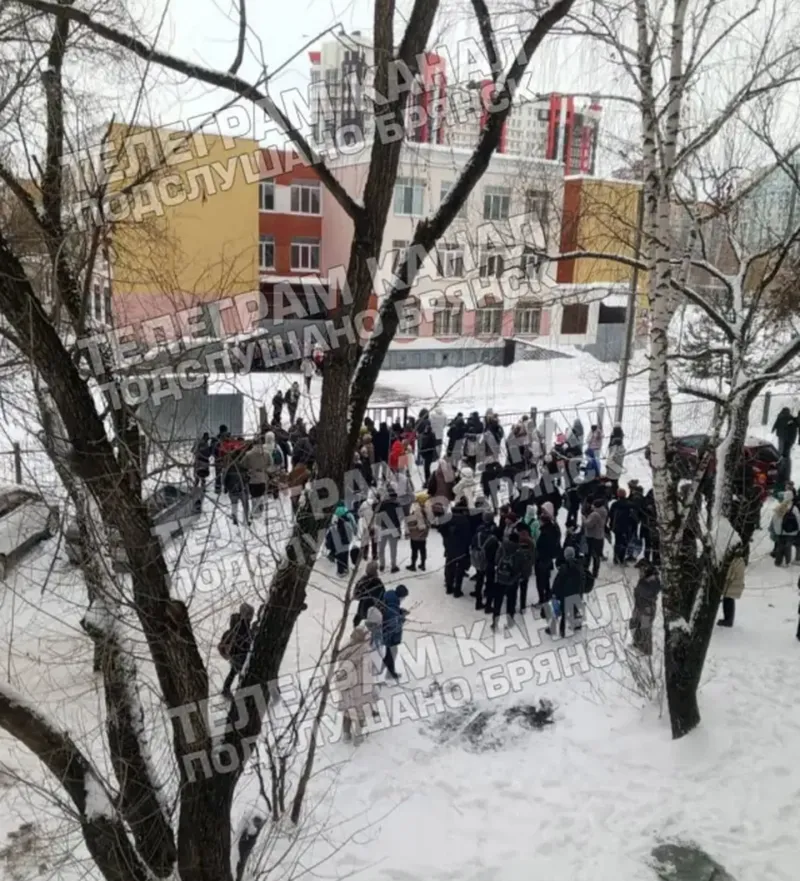 Ante la llegada de la policía, alumnos y profesores fueron evacuados de la institución. (Foto: The Sun)