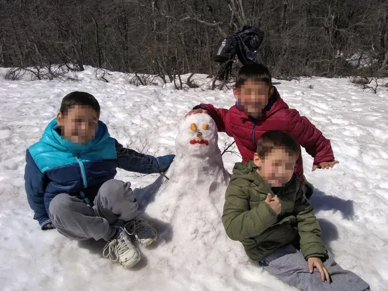 El invierno en las sierras y las caritas de felicidad de los tres hermanos