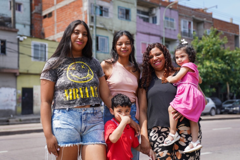 Antonella, su mamá y sus hermanos. Vendía rosquitas en la calle y con su primer trabajo formal pudo comprarles regalos de Navidad a todos. Foto: Juano Tesone
