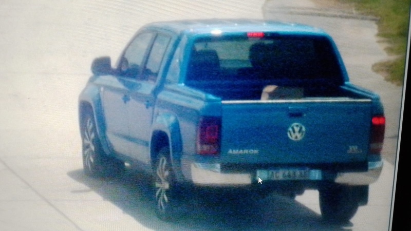 La Amarok habría levantado al acompañante del motociclista en avenida Casey