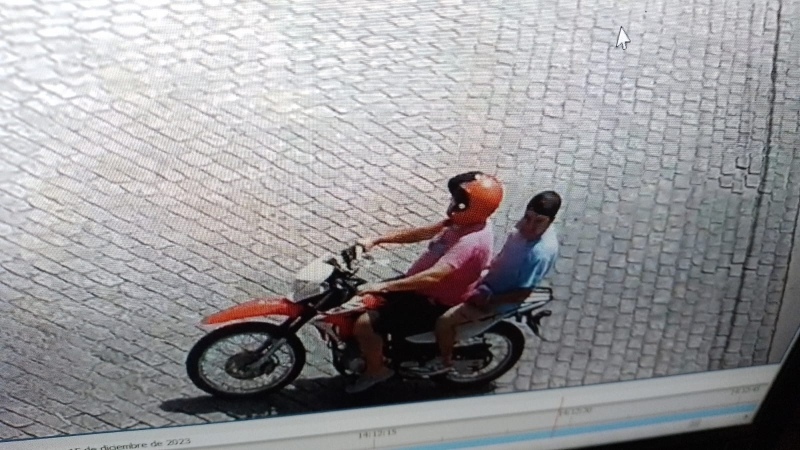 L moto en la que se movilizaba el delincuente que perpetró el delito.