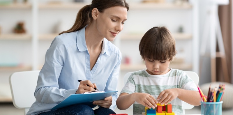 Psicoterapia u orientación a padres, dos opciones que ofrecen los psicólogos infantiles. Foto ilustración Shutterstock.