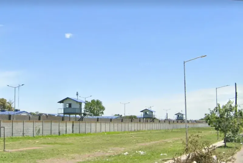 Durante el allanamiento en el Pabellón 10 de la Unidad 39, se secuestró el celular del sospechoso con cuatro chips de diferentes compañías telefónicas. (Foto: Google Street View)