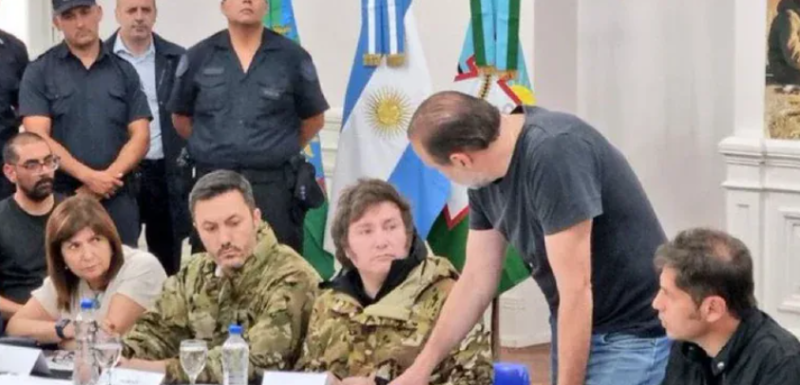 Milei recorrió Bahía Blanca junto a cuatro ministros y se reunió con Kicillof, tras el temporal que dejó 13 muertos