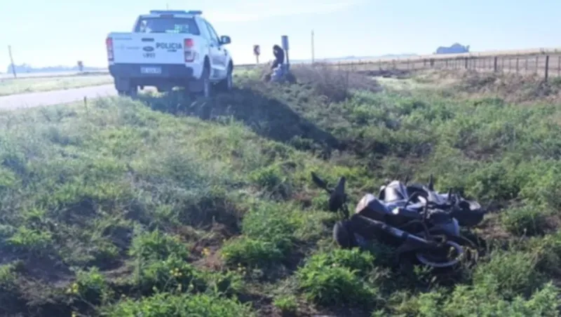 Cayeron de su moto en la ruta que va a Pehuen Co