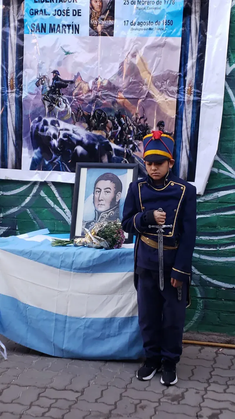  Nada mejor que una fotografía al lado de su héroe, el general San Martín