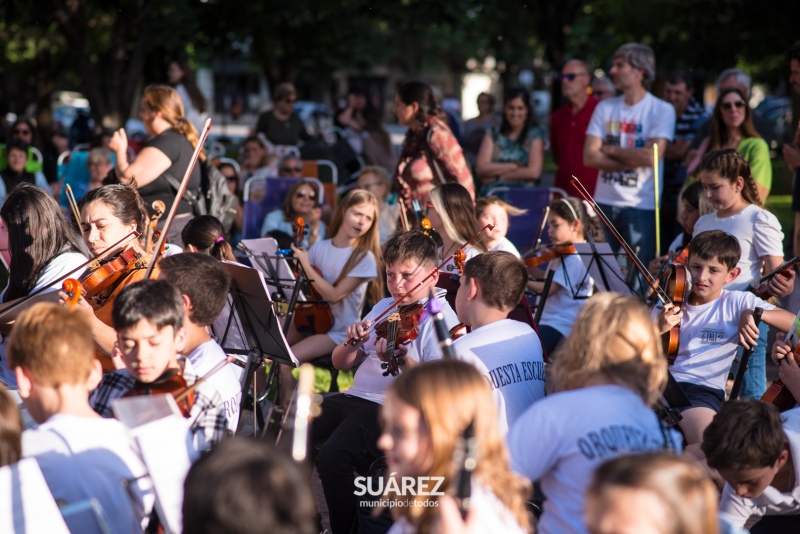 La Orquesta Escuela de Coronel Suárez cerró el año con un multitudinario concierto