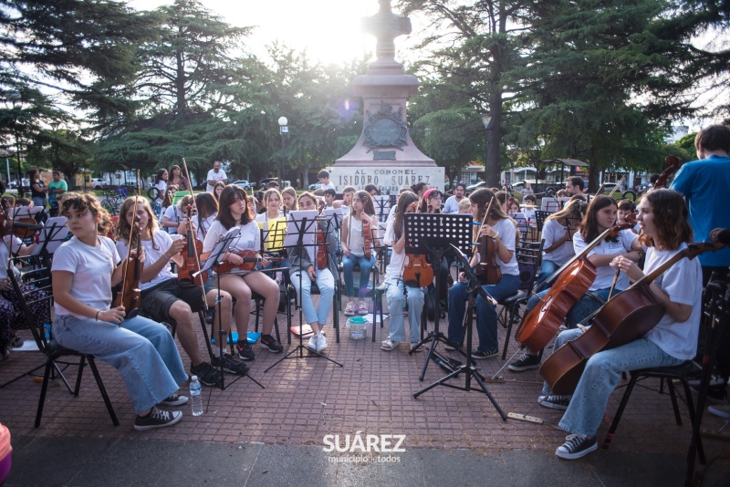 La Orquesta Escuela de Coronel Suárez cerró el año con un multitudinario concierto