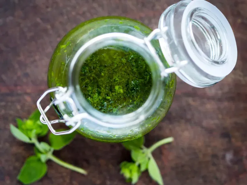 El chimichurri es el complemento ideal para la provoleta, de acuerdo a la revista (iStock)