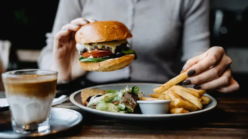 Comer alimentos ultraprocesados y comida rápida incrementa la probabilidad de sufrir demencia (Getty Images)