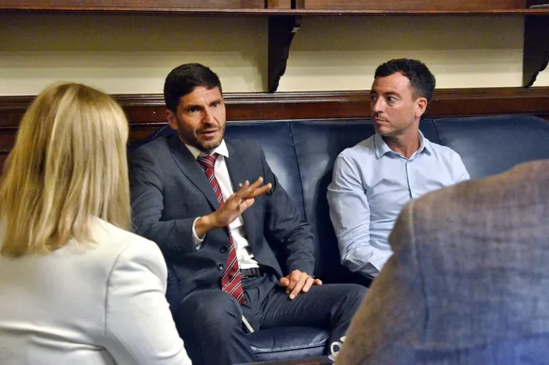  El gobernador de Santa Fe, Maximiliano Pullaro, se opuso frontalmente al aumento de las retenciones al campo. En la foto, junto al diputado radical Rodrigo de Loredo