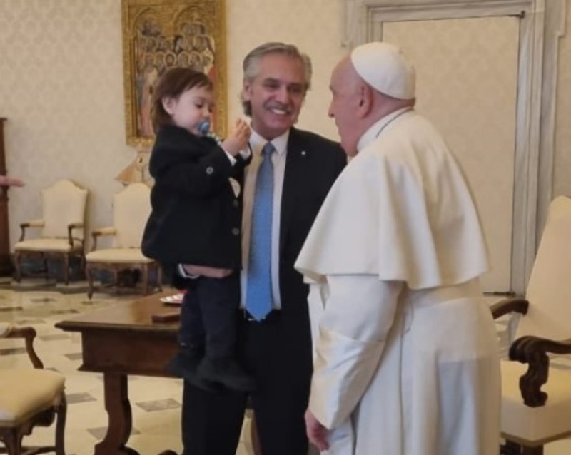   El Papa cuando recibió a Alberto Fernández que fue con su hijo Francisco.