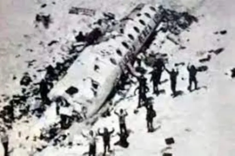  La imagen de los sobrevivientes junto a los restos del fuselaje.