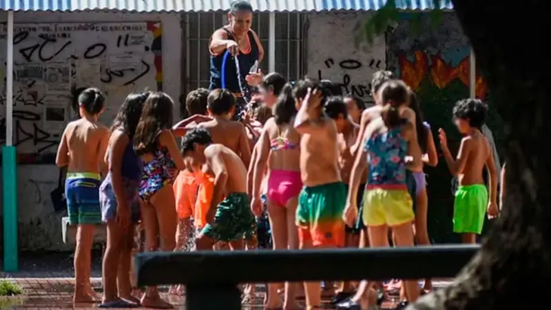 Estudiantes se refrescan en un recreo escolar (Foto de archivo: gentileza La Capital)