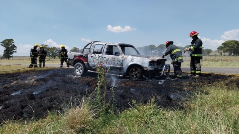 Una camioneta se incendió por completo en ruta 76 frente a Tornquist
