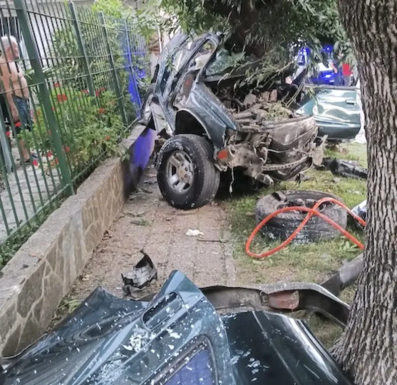 El vehículo robado quedó destruido tras el choque. 