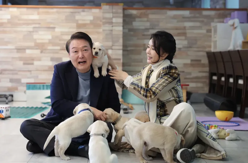 El presidente de Corea del Sur, Yoon Suk Yeol y la primera dama Kim Keon Hee son amantes de los animales. (Foto: AFP/ South Korean Presidential Office).