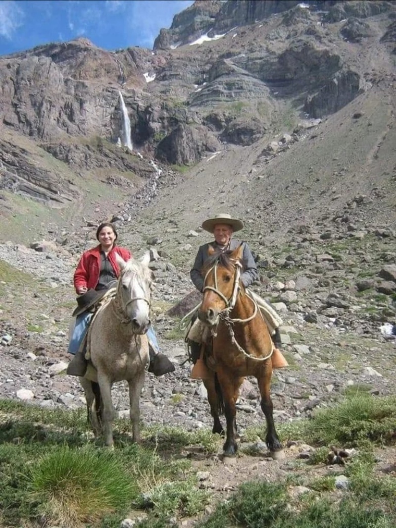  Paula junto a su papá cabalgando por la Cordillera de Los Andes, en 2007