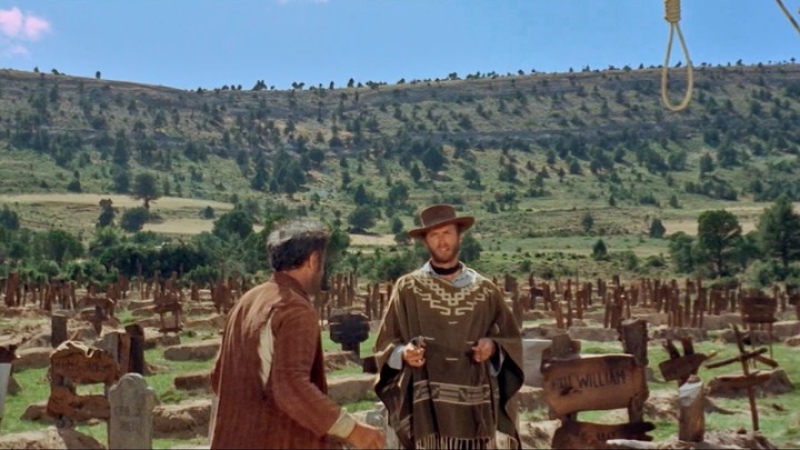 Eastwood y Wallach con el cementerio ficticio de fondo.