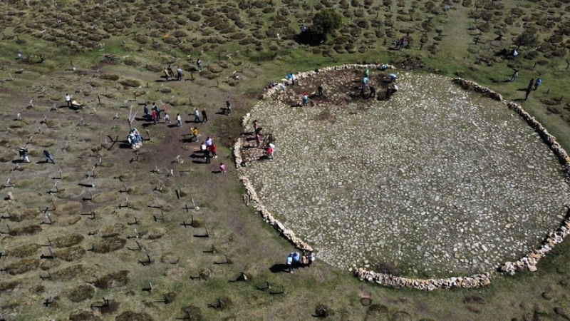 Los turistas recorren el cementerio de Burgos. Foto: gentileza Sergio García