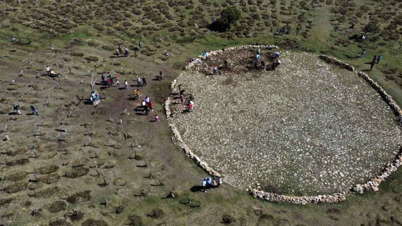   Los turistas recorren el cementerio de Burgos. Foto: gentileza Sergio García