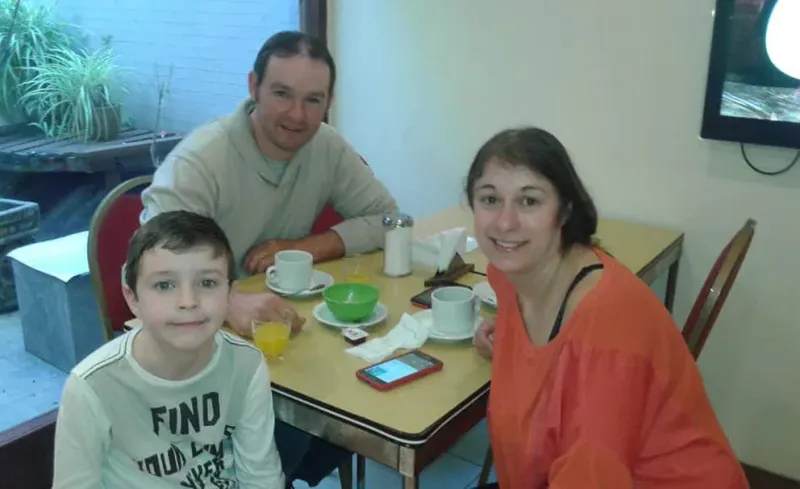 Diego Reddy junto a su esposa María Eugenia Suárez y su hijo de 12 años, Ignacio Reddy